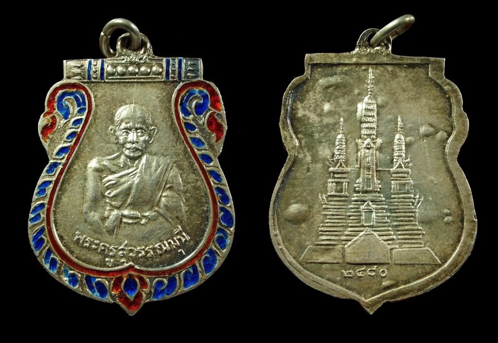 เหรียญรุ่นแรก หลวงพ่อชิต วัดมหาธาตุ จ.เพชรบุรี ปี พ.ศ.๒๔๘๐ เนื้อเงินลงยา